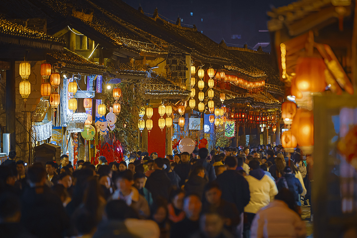 　　马年春节长假，安顺古城历史文化街区成了来安游客们争相打卡的热门景点，白天人流如织，热闹非凡；而夜色中的安顺古城则是一片色彩斑斓，仿佛一个如梦如幻、流光溢彩的世界，加之我市推出的一系列精心策划的春节文旅活动，更是吸引了众多市民和游客前往感受新年味儿……(安顺市融媒体中心记者 薛峰)