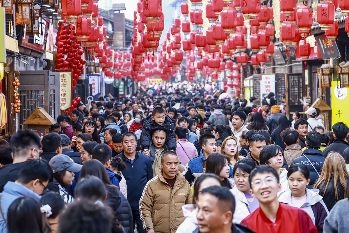 　　2月19日，大年初三，贵州安顺古城历史文化街区人流如潮。据统计，当日共有110000余人次到贵州安顺古城游览。（安顺市融媒体中心记者 卢维 摄）