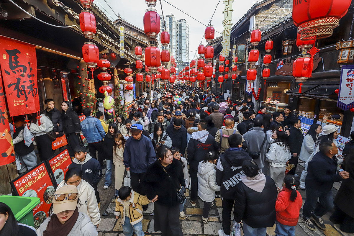 　　2月19日，大年初三，贵州安顺古城历史文化街区人流如潮。据统计，当日共有110000余人次到贵州安顺古城游览。（安顺市融媒体中心记者 卢维 摄）