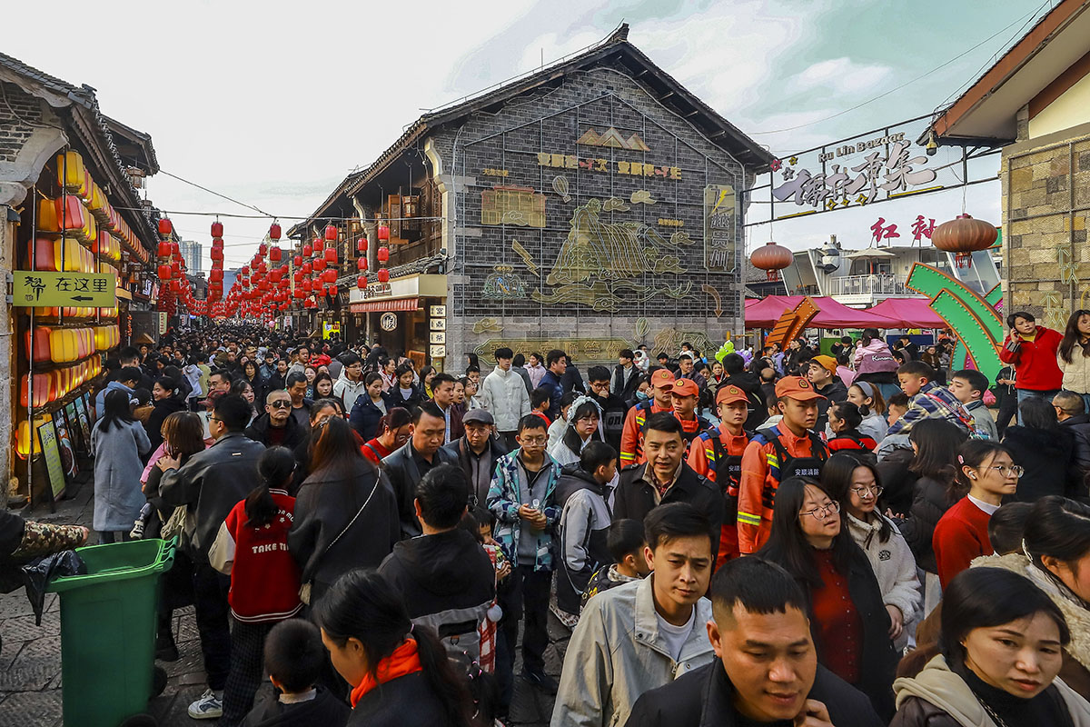 　　2月19日，大年初三，贵州安顺古城历史文化街区人流如潮。据统计，当日共有110000余人次到贵州安顺古城游览。（安顺市融媒体中心记者 卢维 摄）