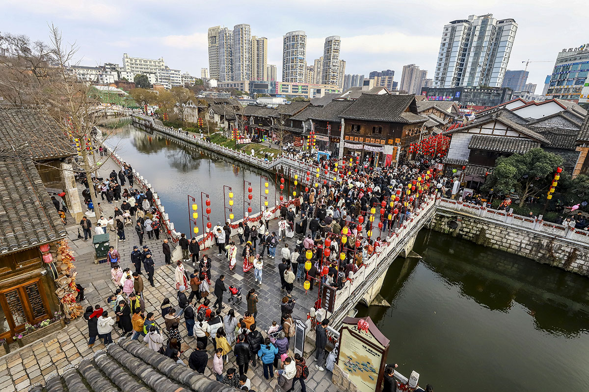　　2月19日，大年初三，贵州安顺古城历史文化街区人流如潮。据统计，当日共有110000余人次到贵州安顺古城游览。（安顺市融媒体中心记者 卢维 摄）