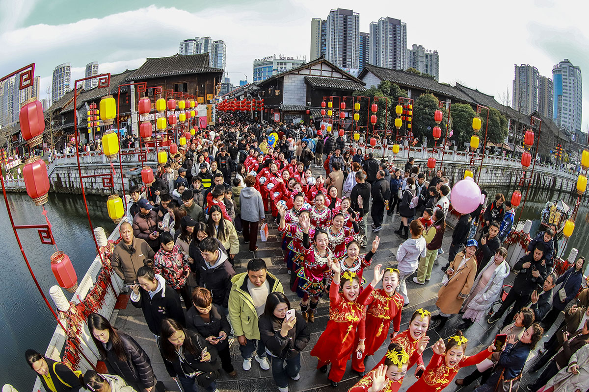 　　2月19日，大年初三，贵州安顺古城历史文化街区人流如潮。据统计，当日共有110000余人次到贵州安顺古城游览。（安顺市融媒体中心记者 卢维 摄）