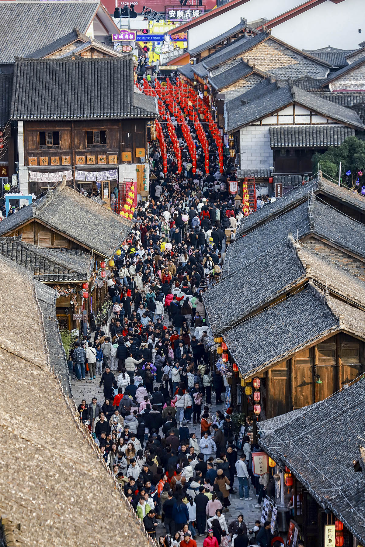 　　2月19日，大年初三，贵州安顺古城历史文化街区人流如潮。据统计，当日共有110000余人次到贵州安顺古城游览。（安顺市融媒体中心记者 卢维 摄）