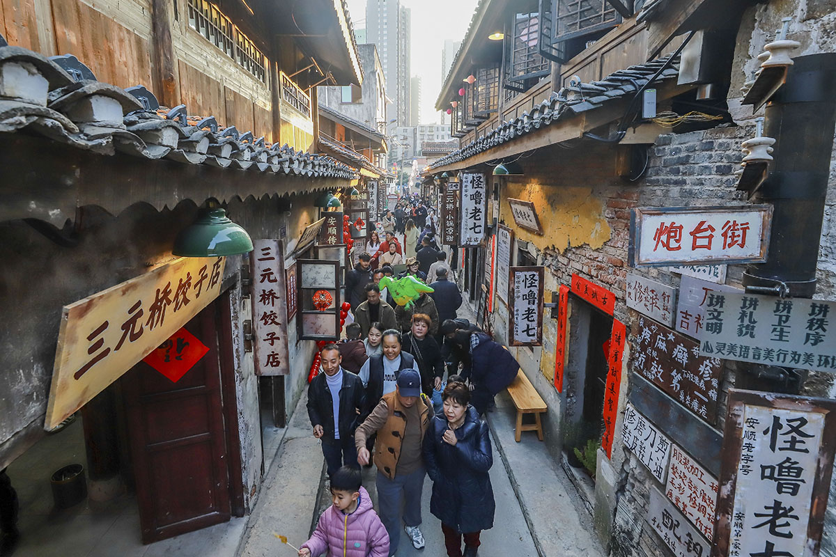 　　2月19日，大年初三，贵州安顺古城历史文化街区人流如潮。据统计，当日共有110000余人次到贵州安顺古城游览。（安顺市融媒体中心记者 卢维 摄）