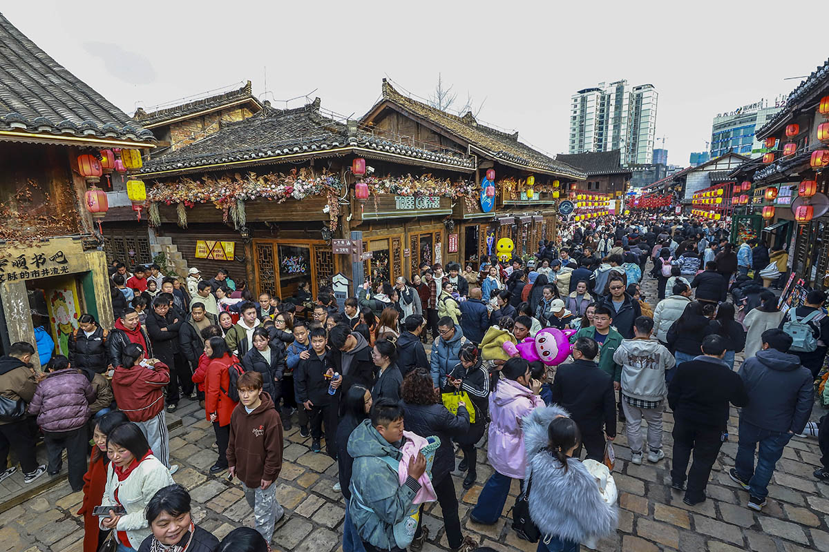 　　2月19日，大年初三，贵州安顺古城历史文化街区人流如潮。据统计，当日共有110000余人次到贵州安顺古城游览。（安顺市融媒体中心记者 卢维 摄）